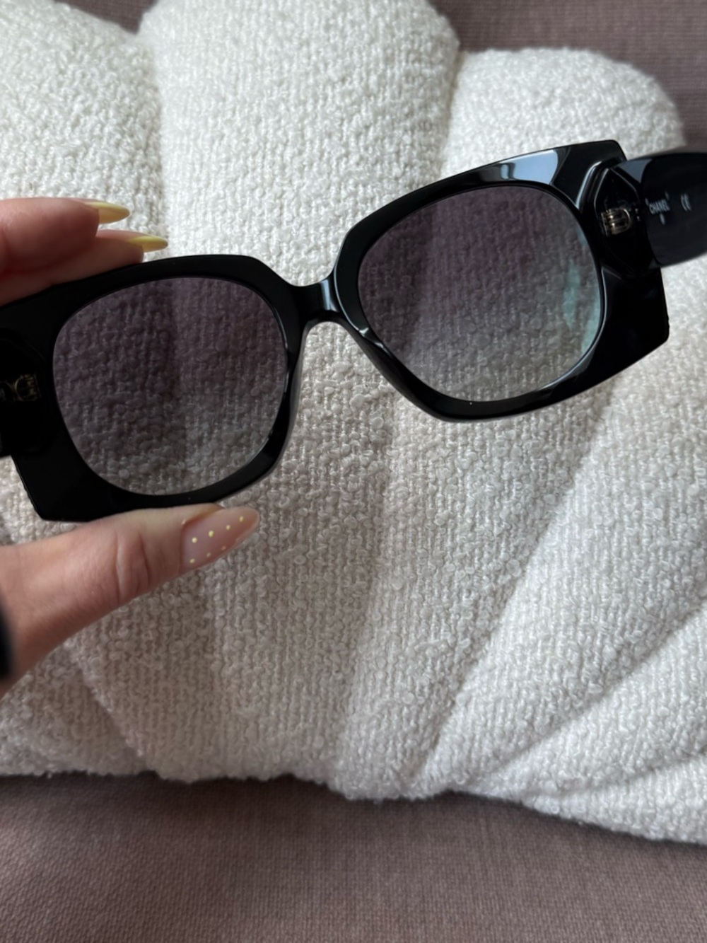 CHANEL Elegant Black Sunglasses - Picture 3 of 15